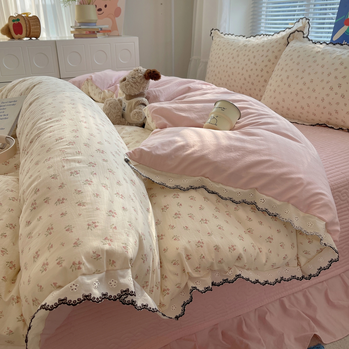91家纺网 家纺一手货源 找家纺 花漾家居 2026小红书推荐款小清新刺绣花边款床单床盖款四件套新款 甜心小花