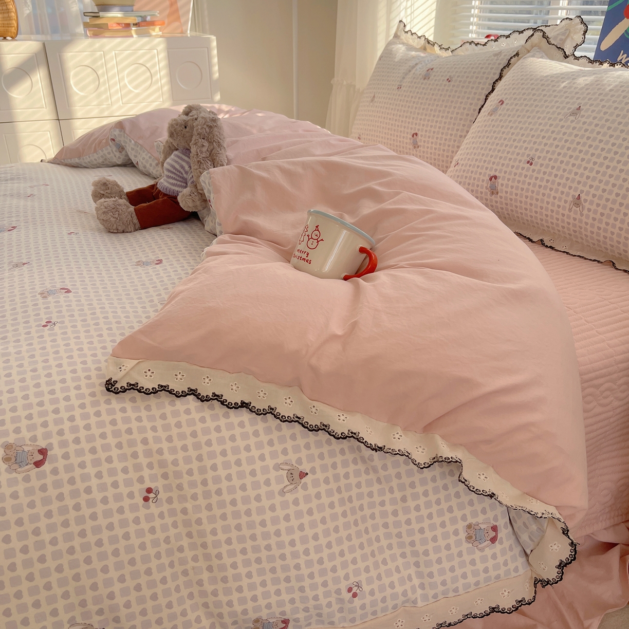 91家纺网 家纺一手货源 找家纺 花漾家居 2026小红书推荐款小清新刺绣花边款床单床盖款四件套新款 甜心小兔
