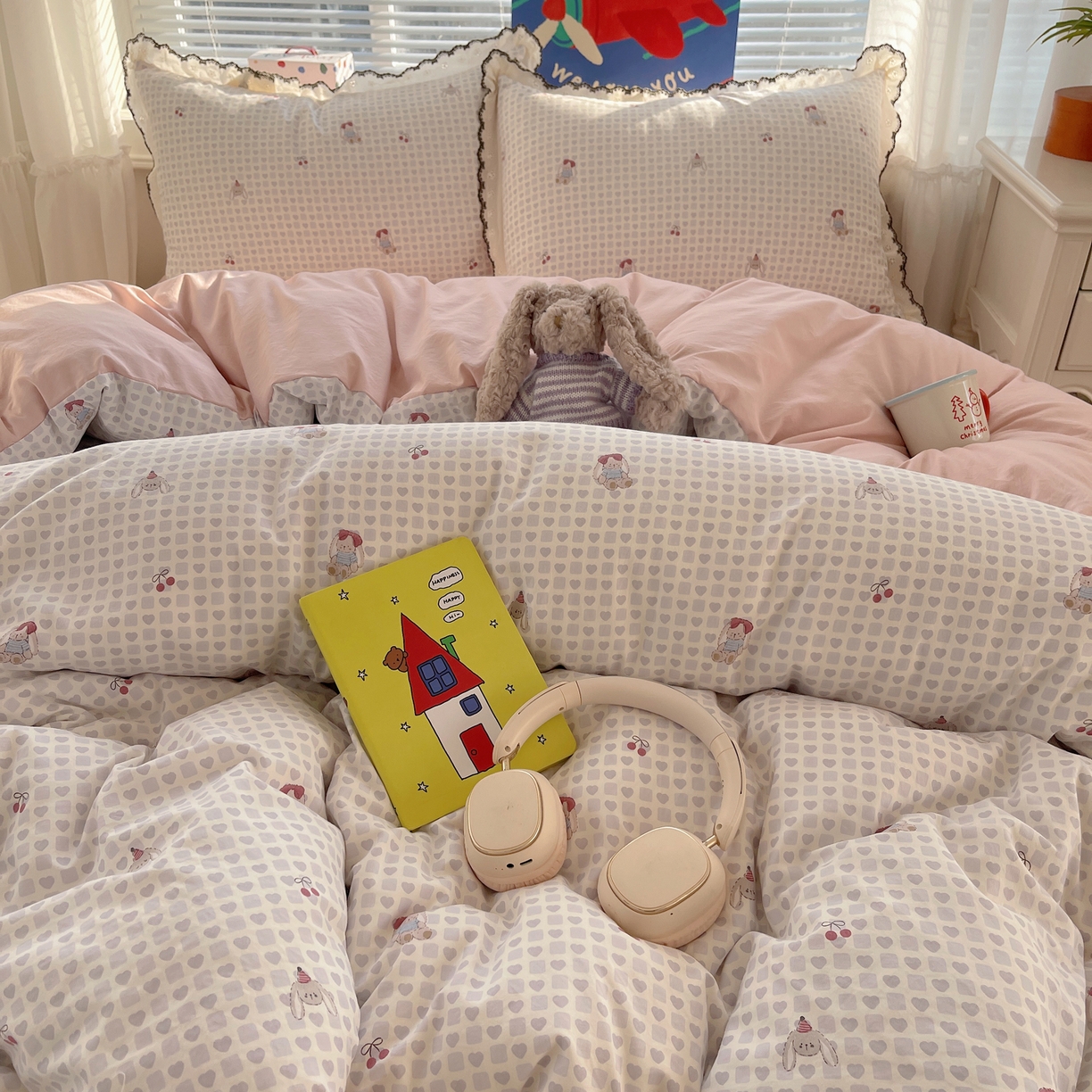 91家纺网 家纺一手货源 找家纺 花漾家居 2026小红书推荐款小清新刺绣花边款床单床盖款四件套新款 甜心小兔