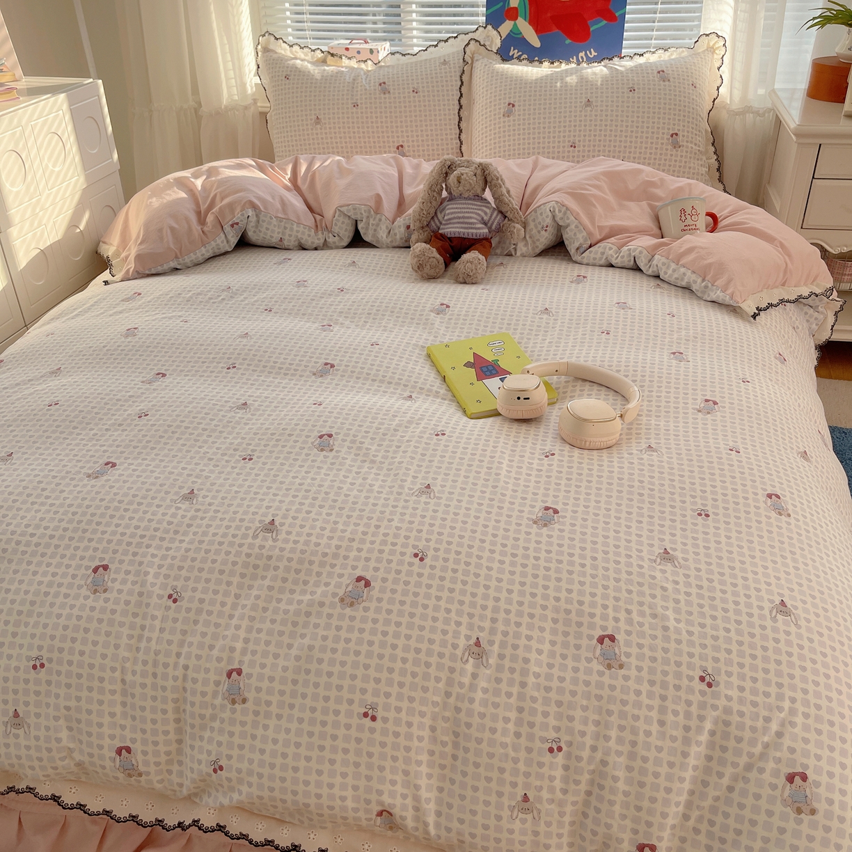 91家纺网 家纺一手货源 找家纺 花漾家居 2026小红书推荐款小清新刺绣花边款床单床盖款四件套新款 甜心小兔