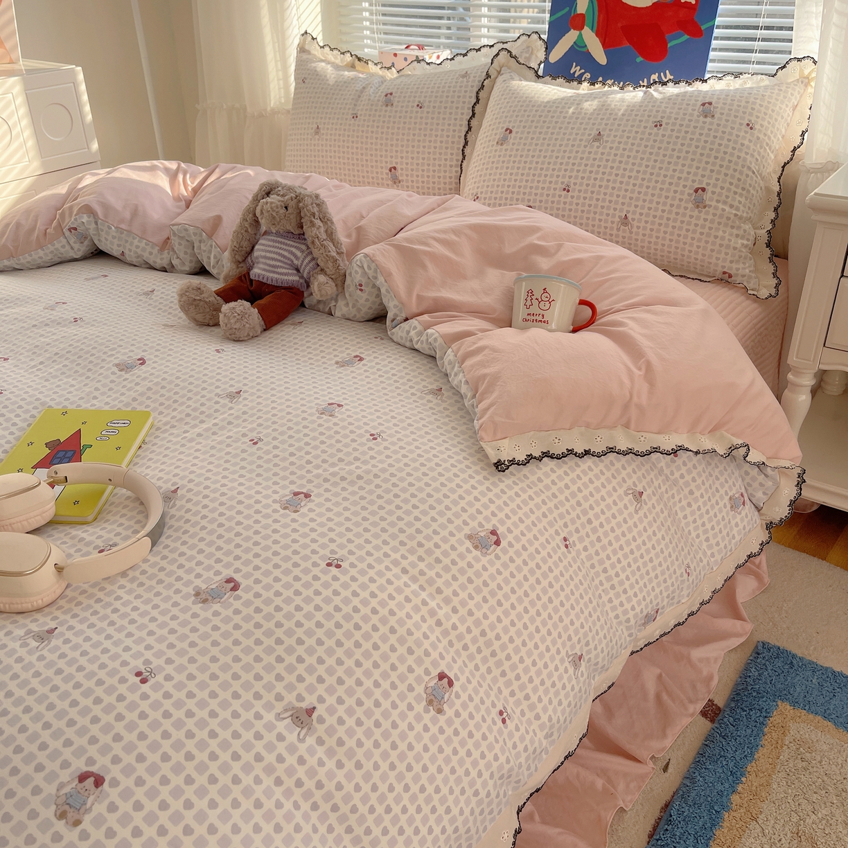 91家纺网 家纺一手货源 找家纺 花漾家居 2026小红书推荐款小清新刺绣花边款床单床盖款四件套新款 甜心小兔