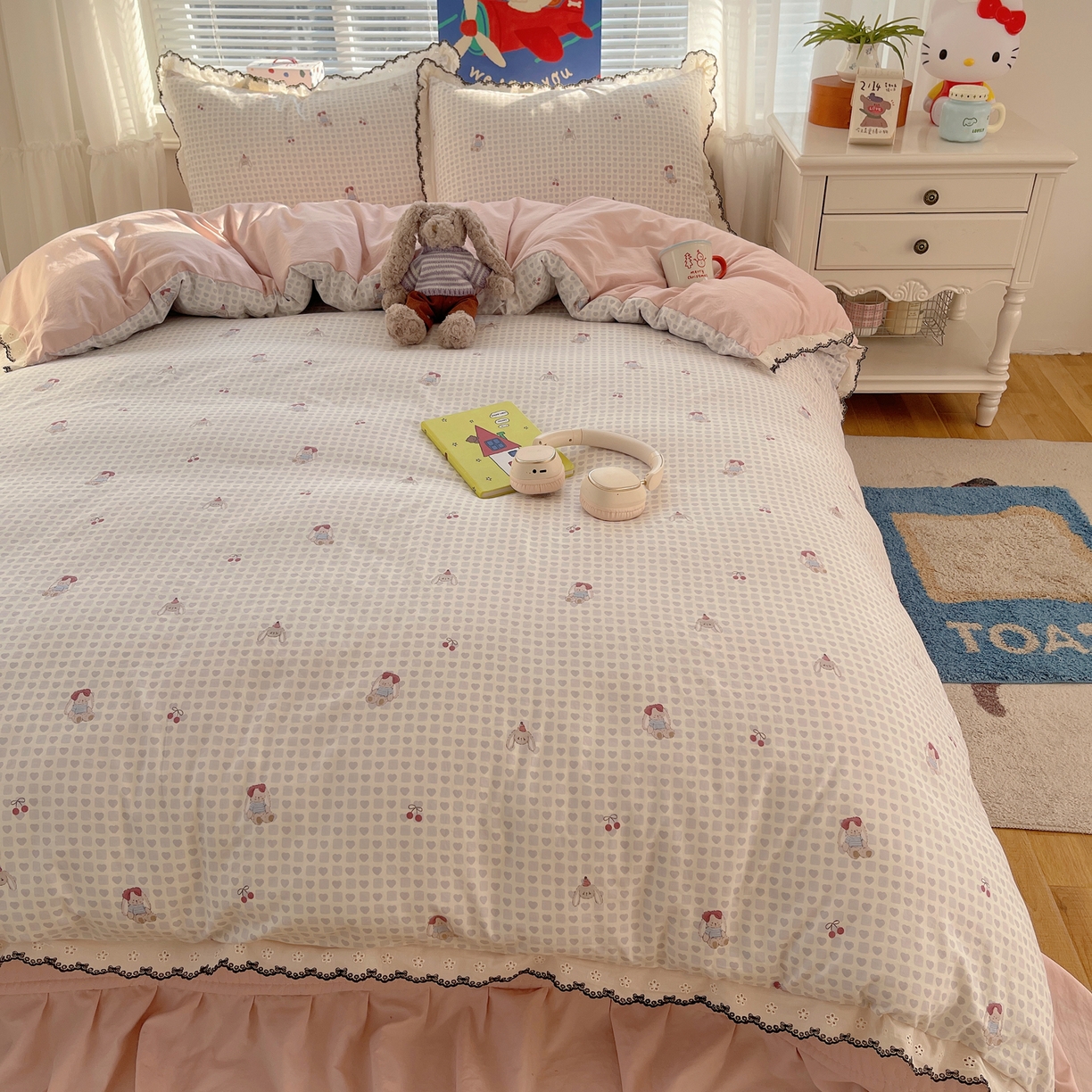 91家纺网 家纺一手货源 找家纺 花漾家居 2026小红书推荐款小清新刺绣花边款床单床盖款四件套新款 甜心小兔