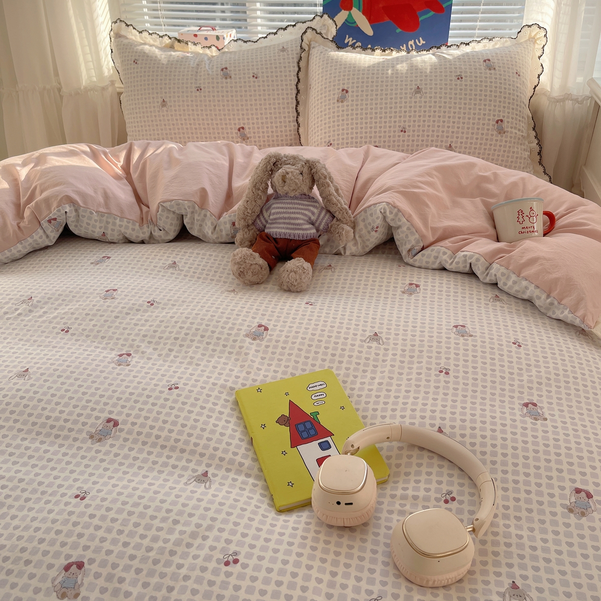 91家纺网 家纺一手货源 找家纺 花漾家居 2026小红书推荐款小清新刺绣花边款床单床盖款四件套新款 甜心小兔