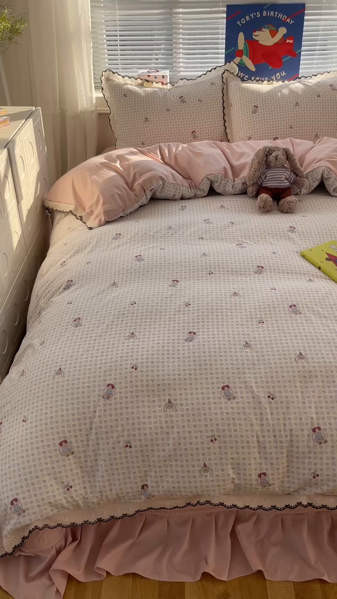 91家纺网 家纺一手货源 找家纺 花漾家居 2026小红书推荐款小清新刺绣花边款床单床盖款四件套新款 甜心小兔