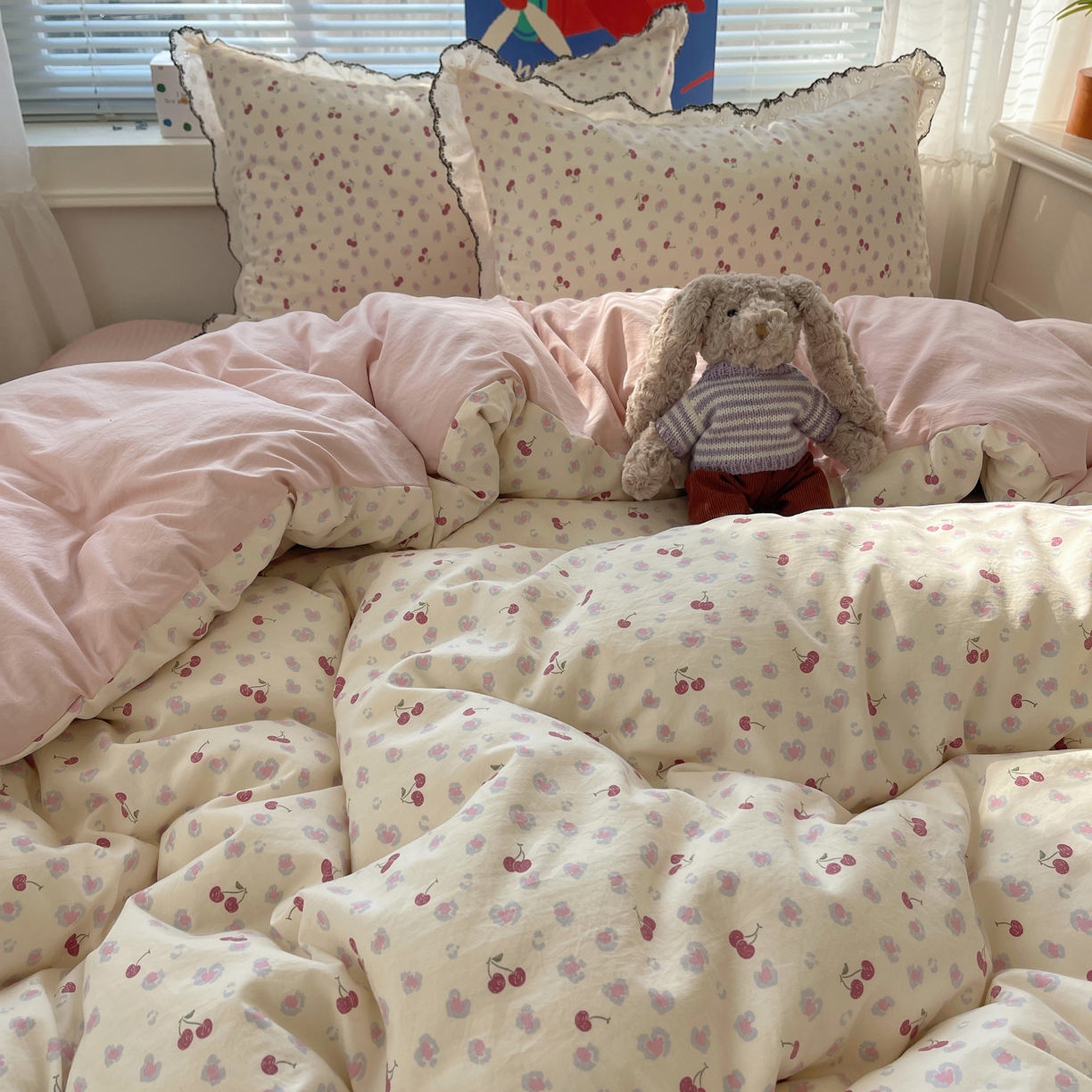 91家纺网 家纺一手货源 找家纺 花漾家居 2026小红书推荐款小清新刺绣花边款床单床盖款四件套新款 甜心樱桃