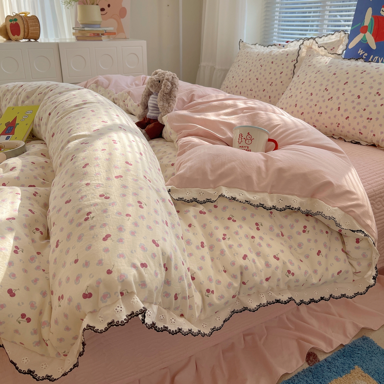 91家纺网 家纺一手货源 找家纺 花漾家居 2026小红书推荐款小清新刺绣花边款床单床盖款四件套新款 甜心樱桃