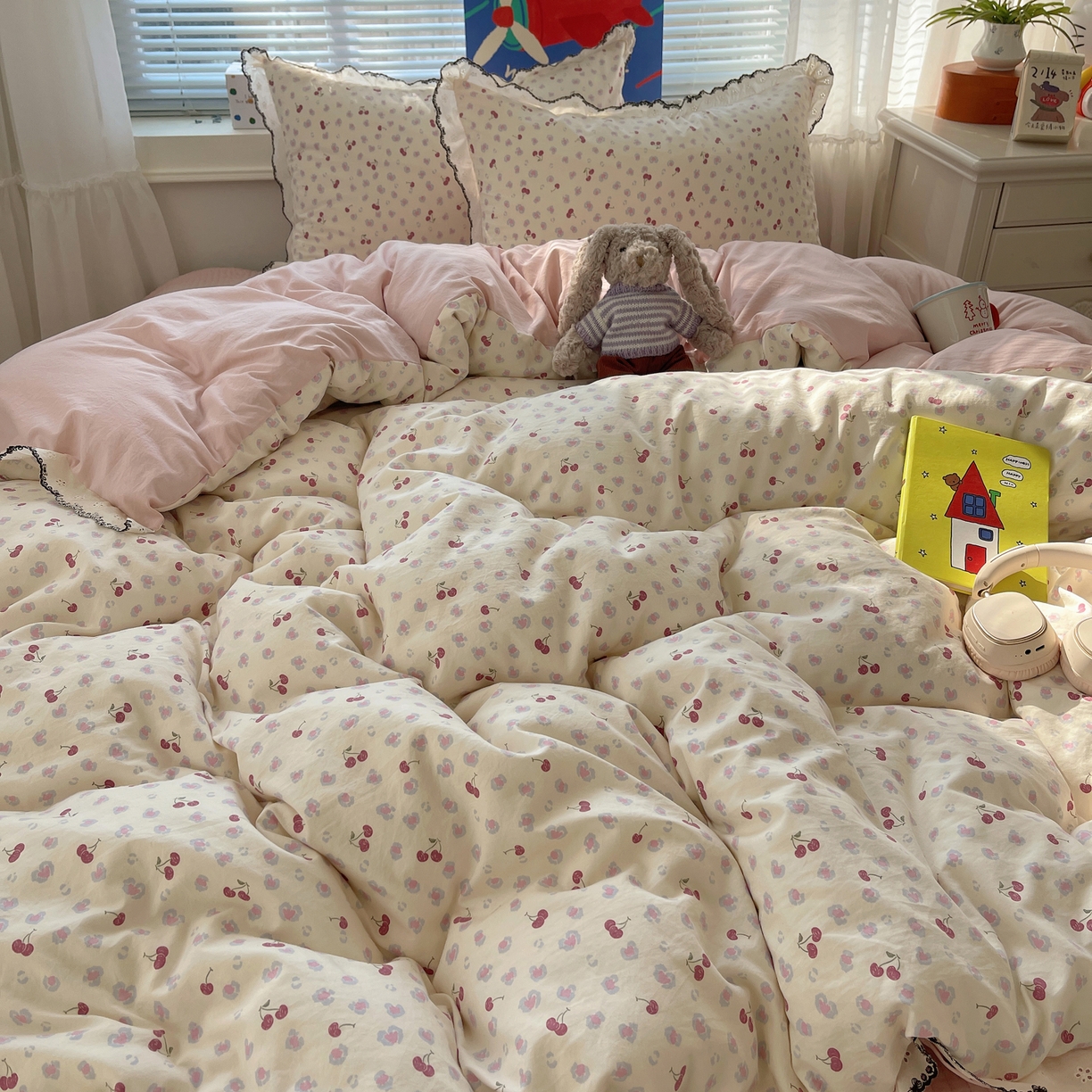 91家纺网 家纺一手货源 找家纺 花漾家居 2026小红书推荐款小清新刺绣花边款床单床盖款四件套新款 甜心樱桃