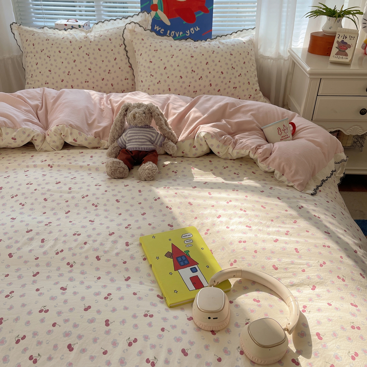 91家纺网 家纺一手货源 找家纺 花漾家居 2026小红书推荐款小清新刺绣花边款床单床盖款四件套新款 甜心樱桃