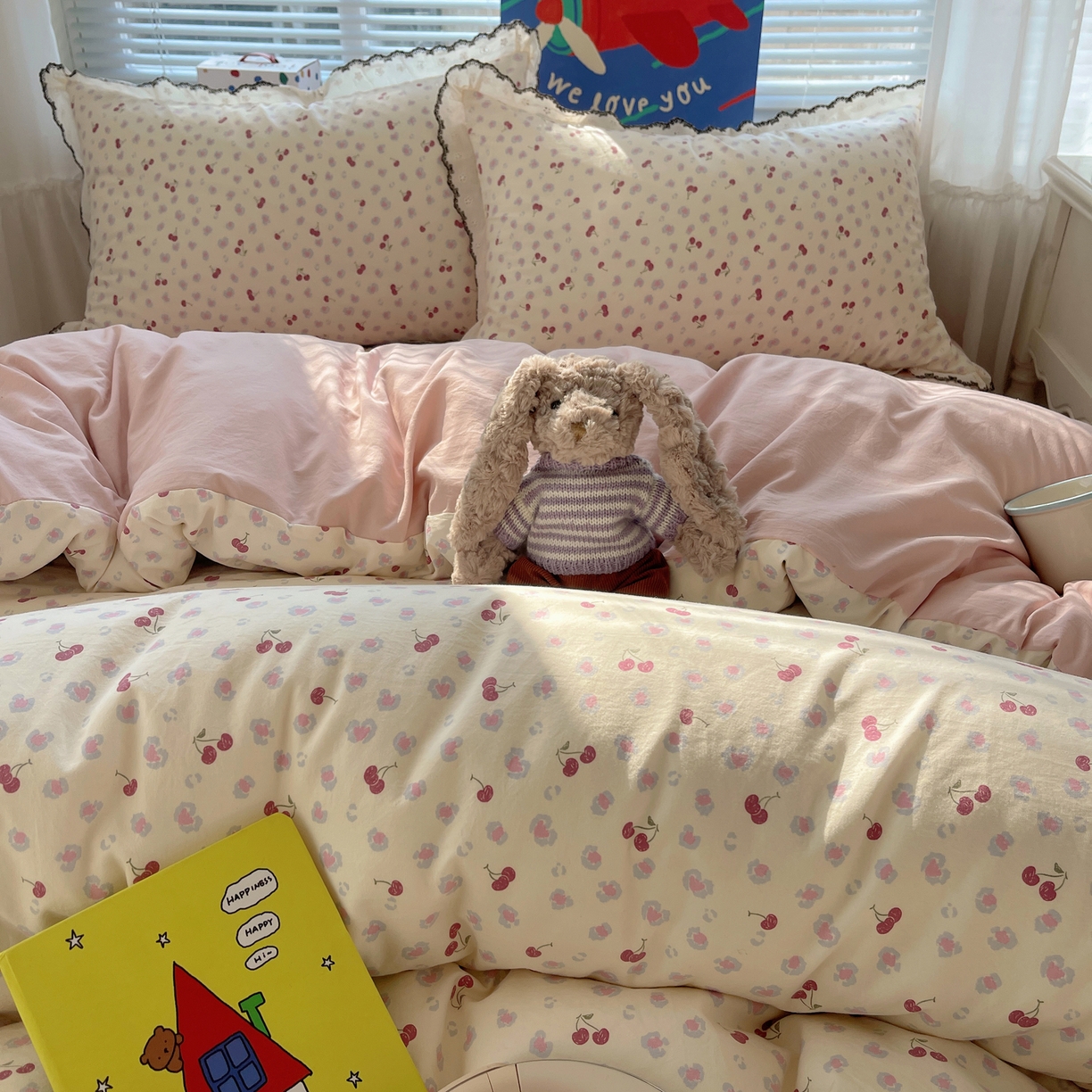 91家纺网 家纺一手货源 找家纺 花漾家居 2026小红书推荐款小清新刺绣花边款床单床盖款四件套新款 甜心樱桃