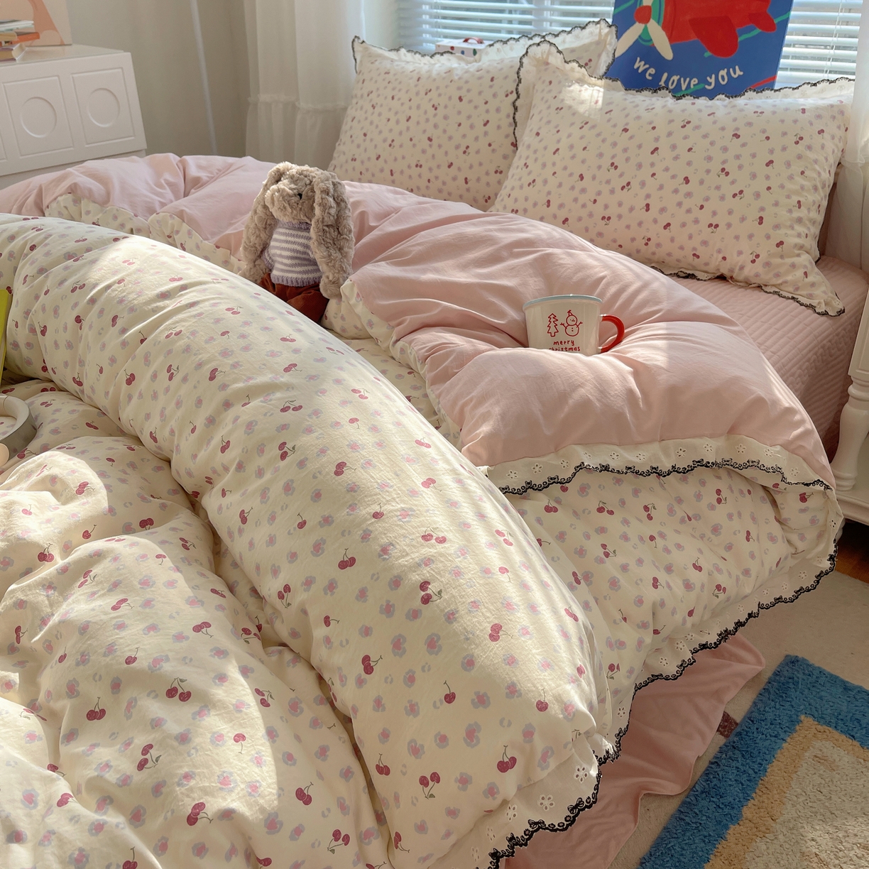 91家纺网 家纺一手货源 找家纺 花漾家居 2026小红书推荐款小清新刺绣花边款床单床盖款四件套新款 甜心樱桃