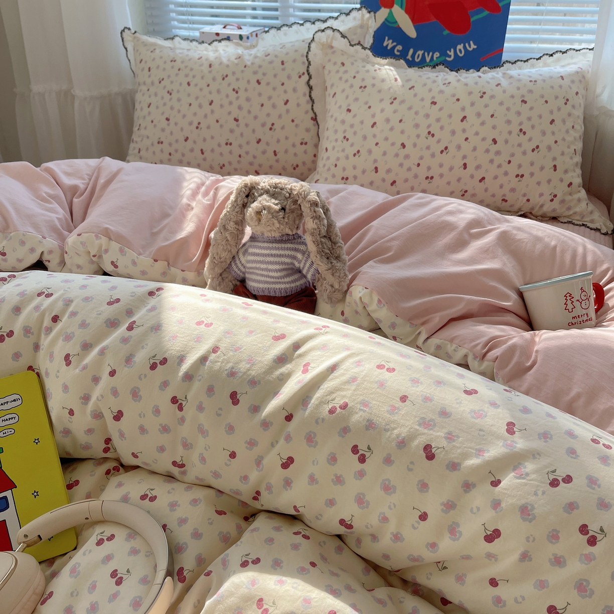 91家纺网 家纺一手货源 找家纺 花漾家居 2026小红书推荐款小清新刺绣花边款床单床盖款四件套新款 甜心樱桃