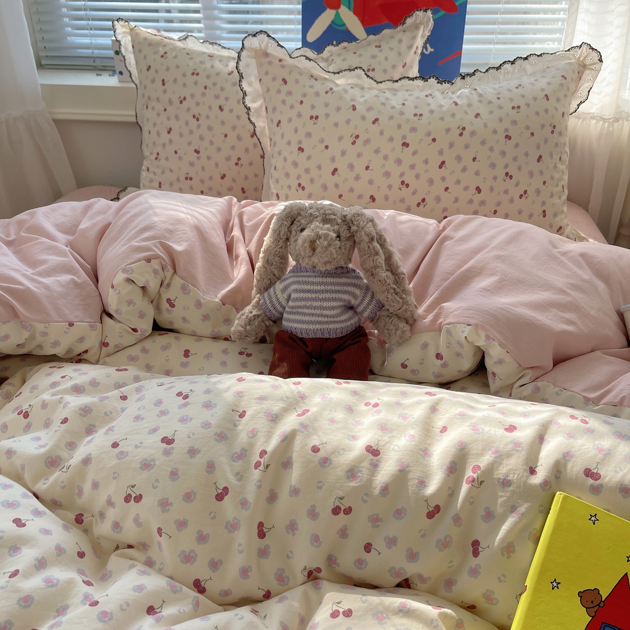 91家纺网 家纺一手货源 找家纺 花漾家居 2026小红书推荐款小清新刺绣花边款床单床盖款四件套新款 甜心樱桃