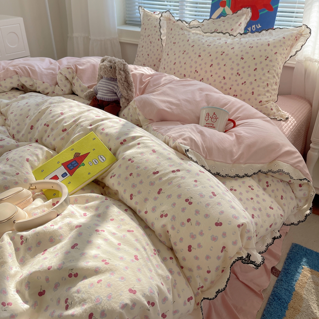 91家纺网 家纺一手货源 找家纺 花漾家居 2026小红书推荐款小清新刺绣花边款床单床盖款四件套新款 甜心樱桃