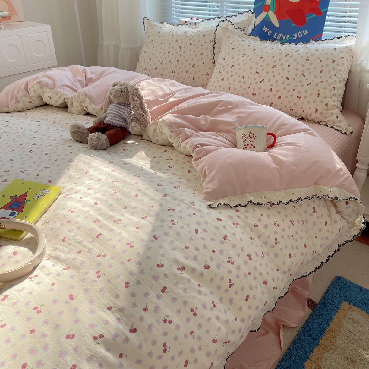 91家纺网 家纺一手货源 找家纺 花漾家居 2026小红书推荐款小清新刺绣花边款床单床盖款四件套新款 甜心樱桃