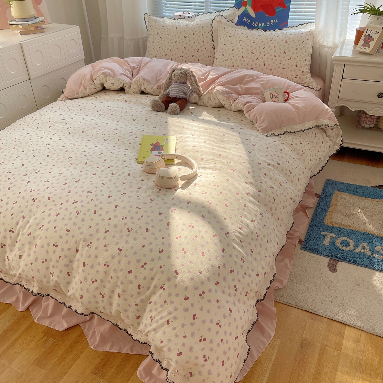 91家纺网 家纺一手货源 找家纺 花漾家居 2026小红书推荐款小清新刺绣花边款床单床盖款四件套新款 甜心樱桃