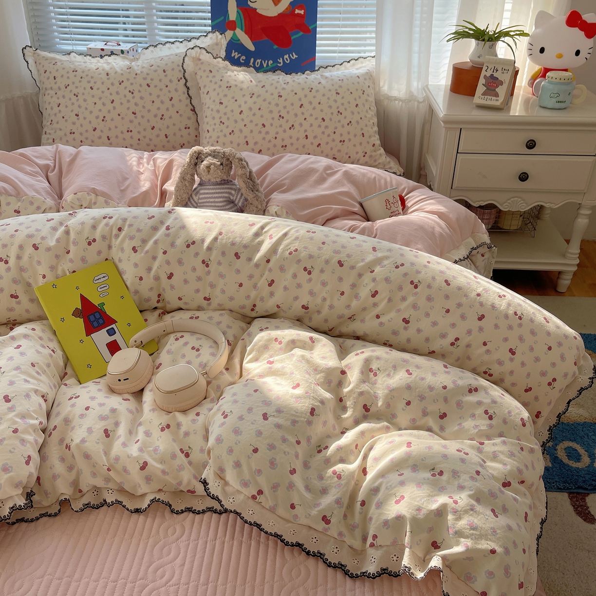 91家纺网 家纺一手货源 找家纺 花漾家居 2026小红书推荐款小清新刺绣花边款床单床盖款四件套新款 甜心樱桃