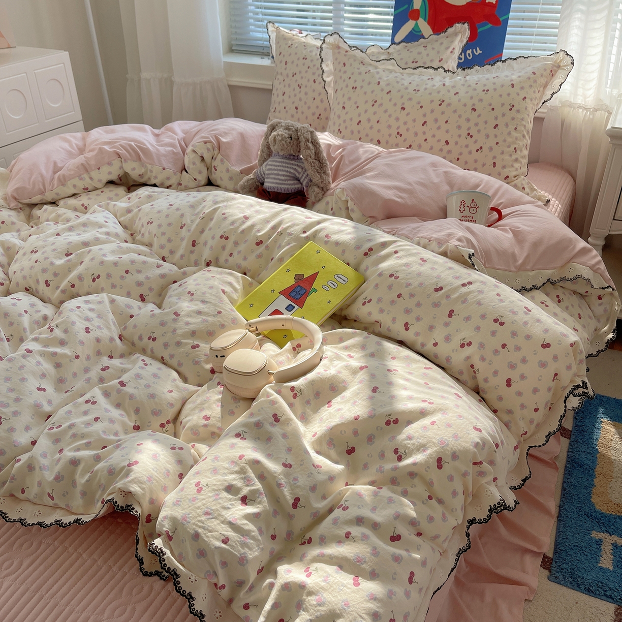91家纺网 家纺一手货源 找家纺 花漾家居 2026小红书推荐款小清新刺绣花边款床单床盖款四件套新款 甜心樱桃