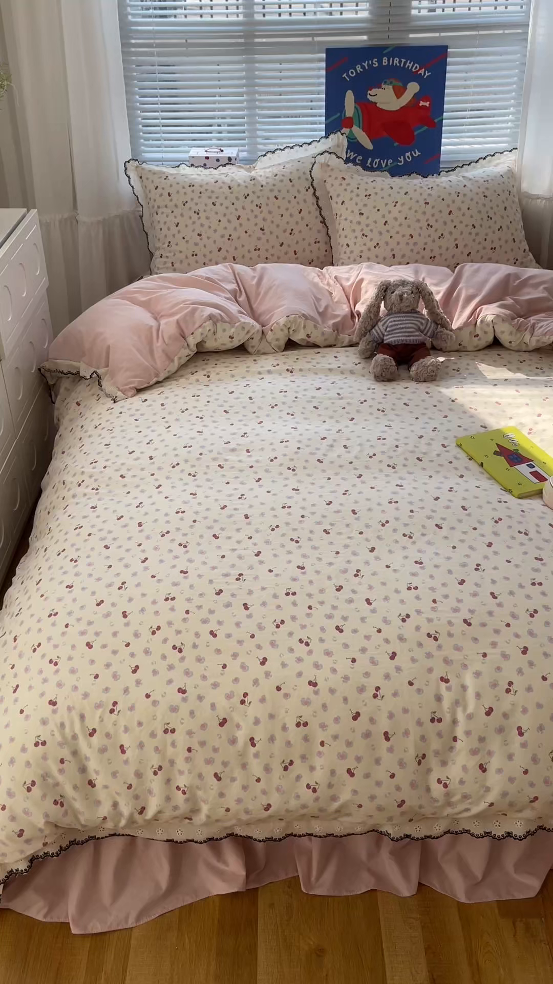 91家纺网 家纺一手货源 找家纺 花漾家居 2026小红书推荐款小清新刺绣花边款床单床盖款四件套新款 甜心樱桃