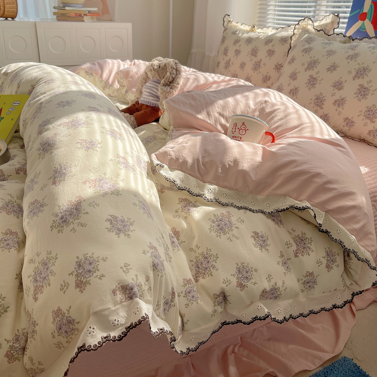 91家纺网 家纺一手货源 找家纺 花漾家居 2026小红书推荐款小清新刺绣花边款床单床盖款四件套新款 甜心紫调