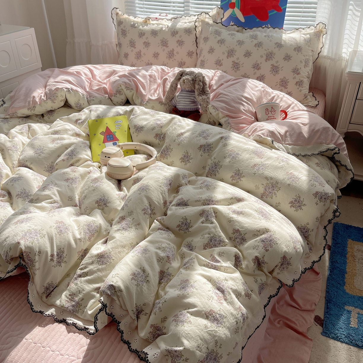 91家纺网 家纺一手货源 找家纺 花漾家居 2026小红书推荐款小清新刺绣花边款床单床盖款四件套新款 甜心紫调