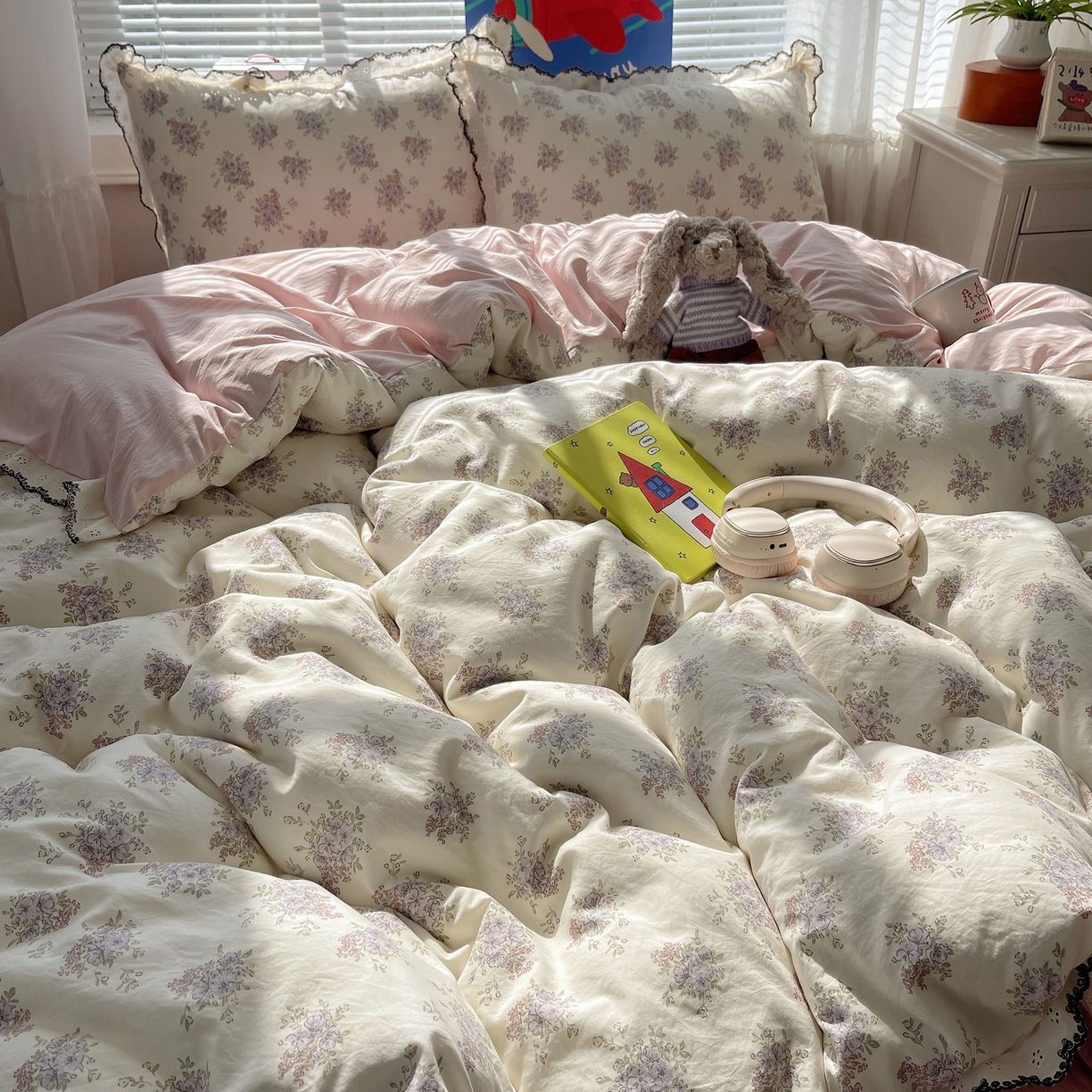 91家纺网 家纺一手货源 找家纺 花漾家居 2026小红书推荐款小清新刺绣花边款床单床盖款四件套新款 甜心紫调