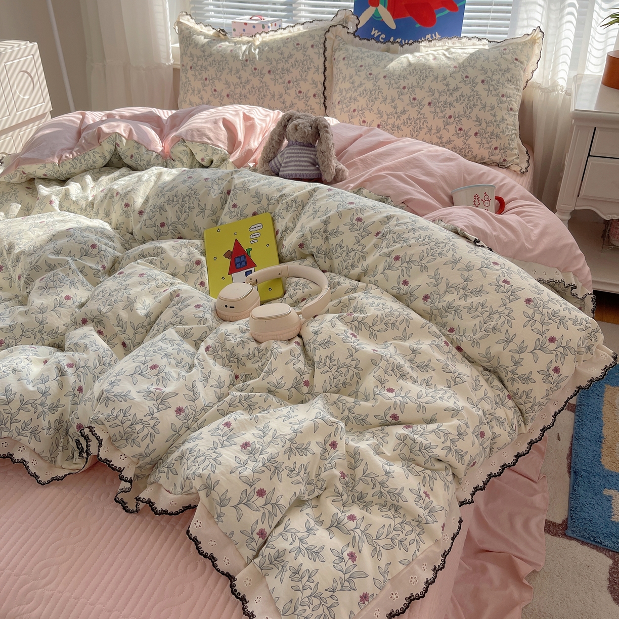 91家纺网 家纺一手货源 找家纺 花漾家居 2026小红书推荐款小清新刺绣花边款床单床盖款四件套新款 甜心紫藤