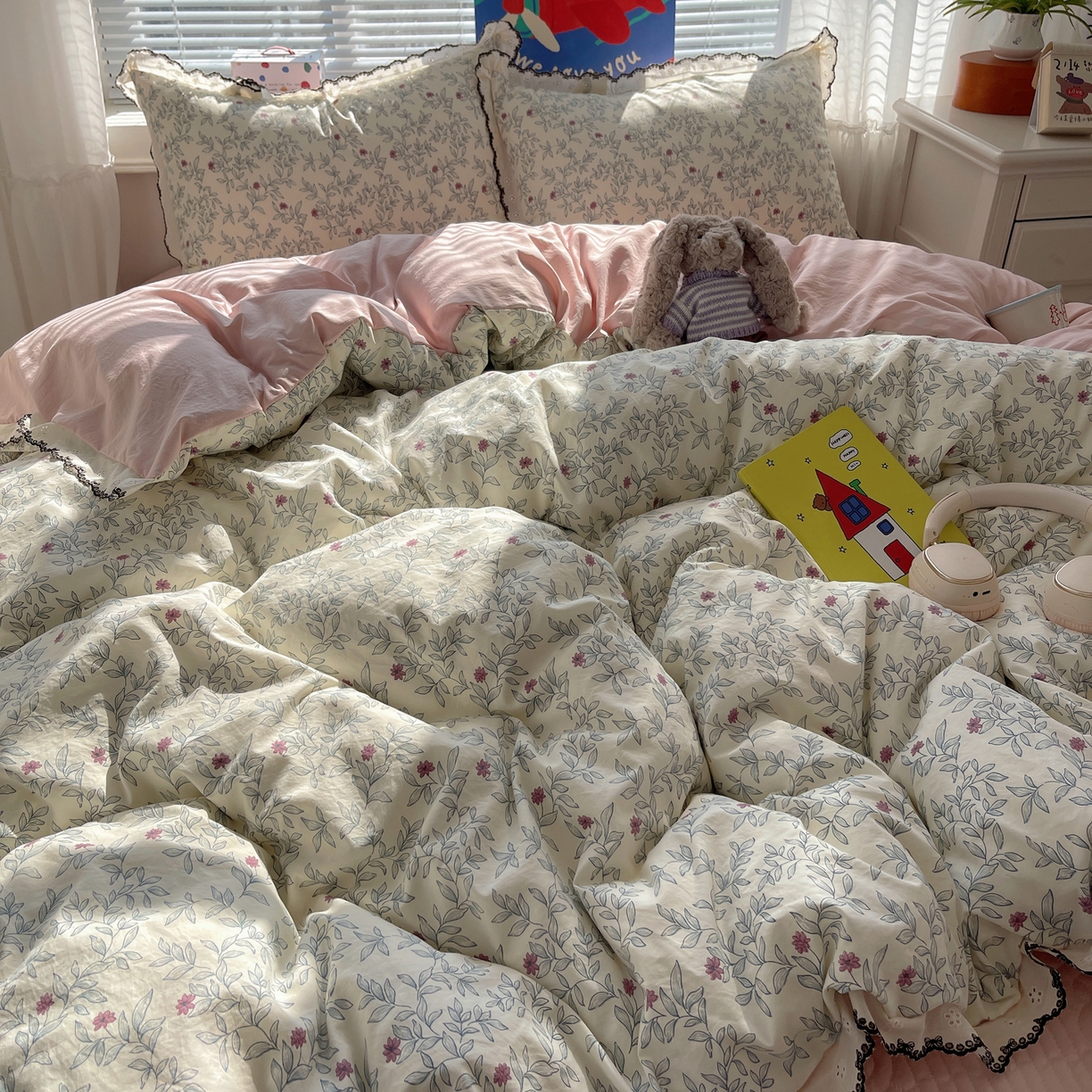 91家纺网 家纺一手货源 找家纺 花漾家居 2026小红书推荐款小清新刺绣花边款床单床盖款四件套新款 甜心紫藤