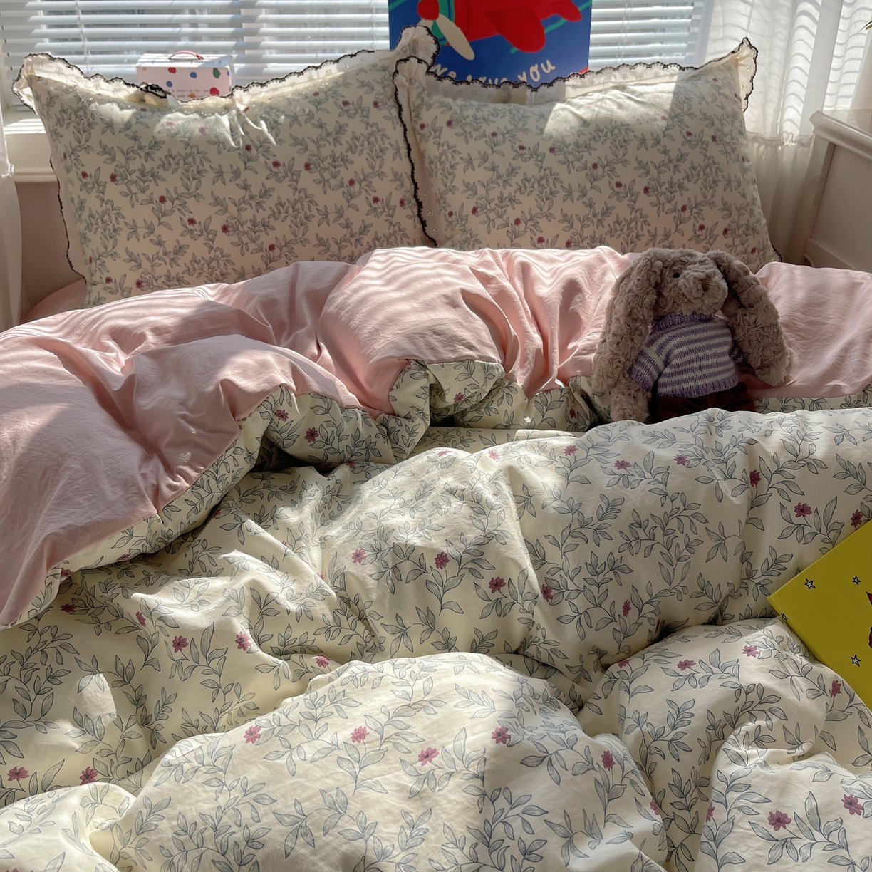 91家纺网 家纺一手货源 找家纺 花漾家居 2026小红书推荐款小清新刺绣花边款床单床盖款四件套新款 甜心紫藤