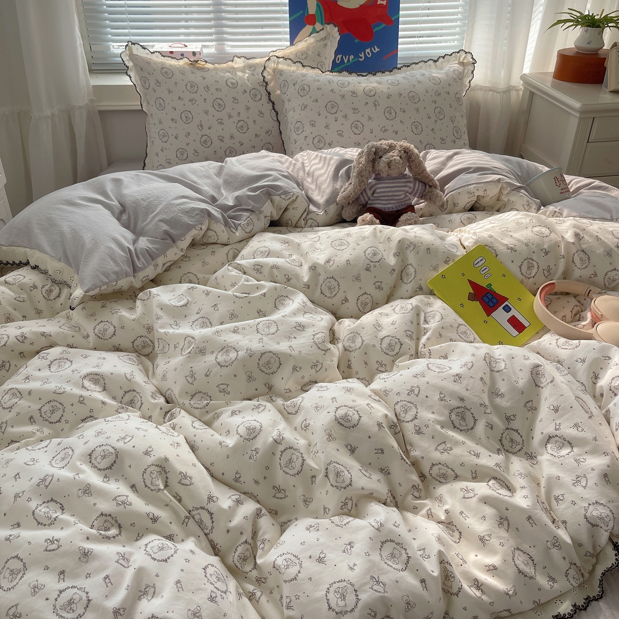 91家纺网 家纺一手货源 找家纺 花漾家居 2026小红书推荐款小清新刺绣花边款床单床盖款四件套新款 童话世界