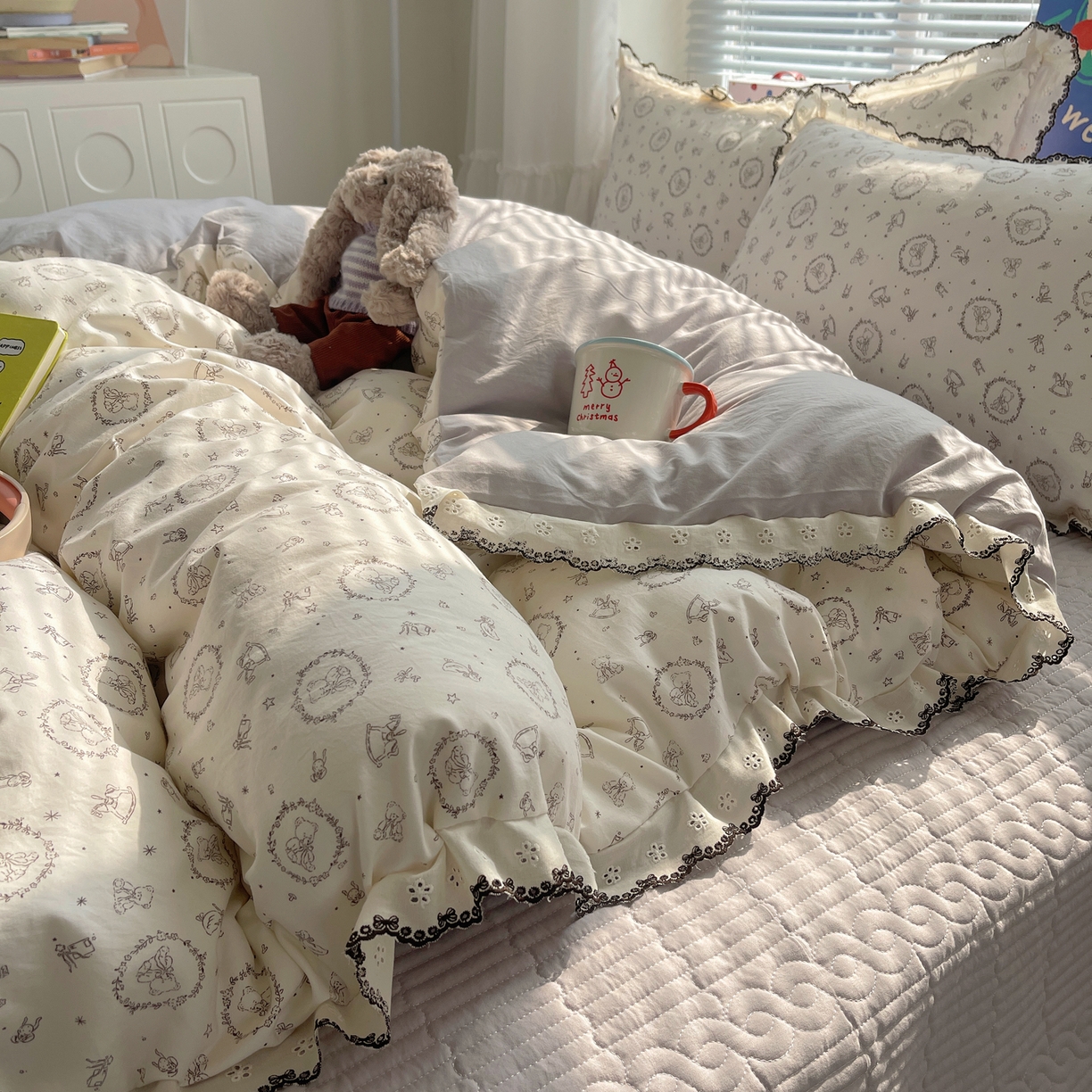 91家纺网 家纺一手货源 找家纺 花漾家居 2026小红书推荐款小清新刺绣花边款床单床盖款四件套新款 童话世界