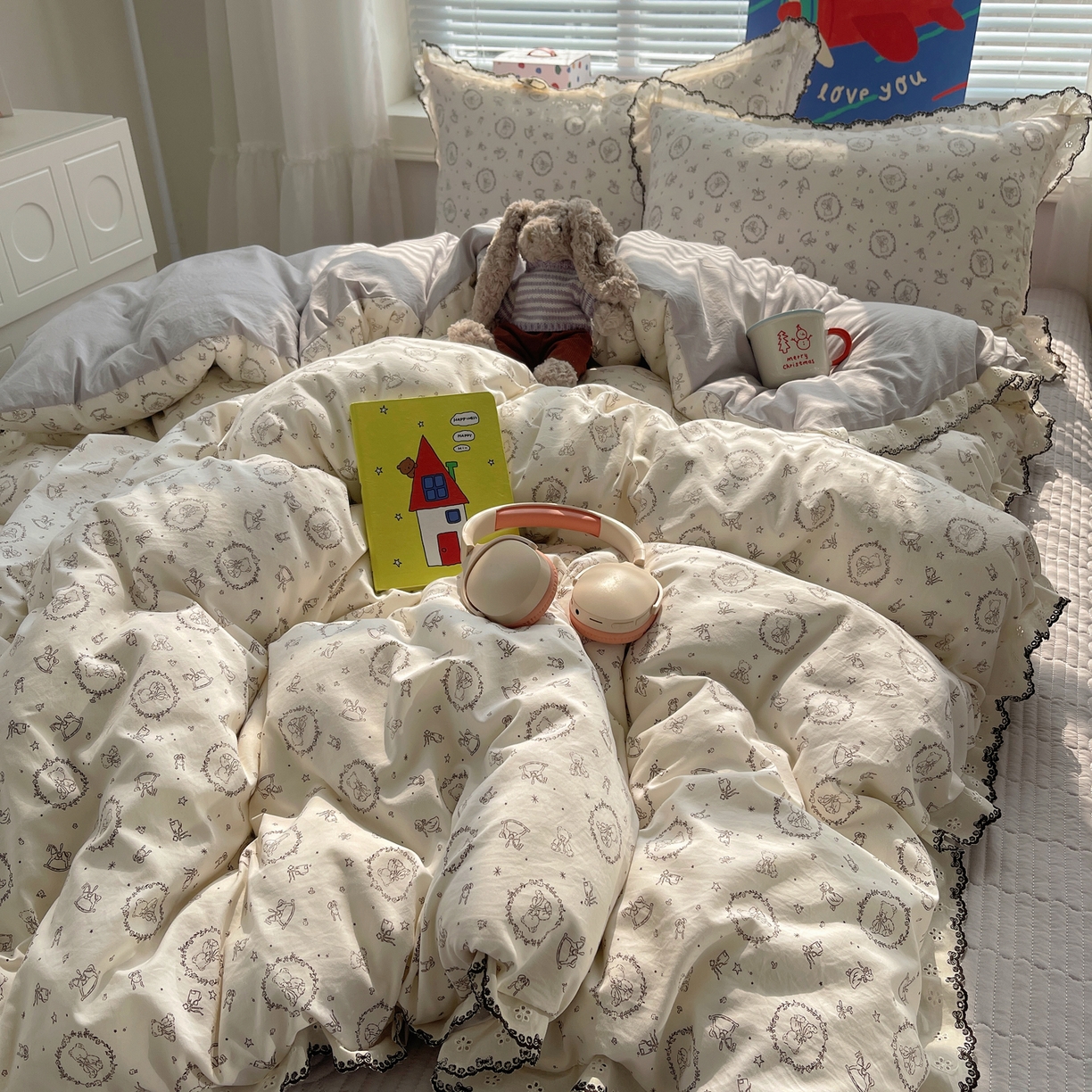 91家纺网 家纺一手货源 找家纺 花漾家居 2026小红书推荐款小清新刺绣花边款床单床盖款四件套新款 童话世界