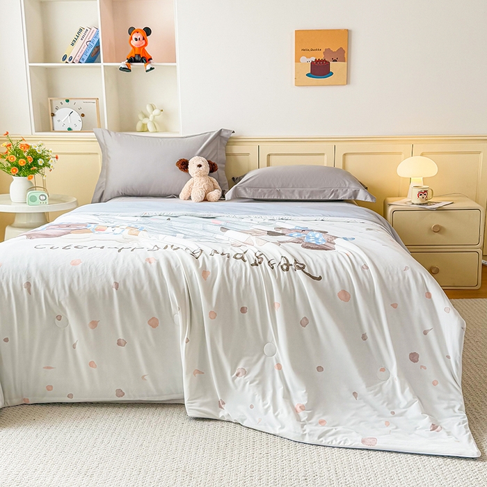 91家纺网 家纺一手货源 找家纺 米乐被业 2026新款大板氨纶凉感夏被被子被芯 快乐家族