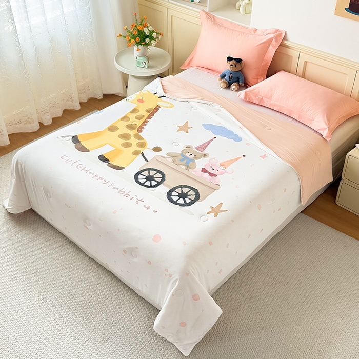 91家纺网 家纺一手货源 找家纺 米乐被业 2026新款大板氨纶凉感夏被被子被芯 快乐长颈鹿