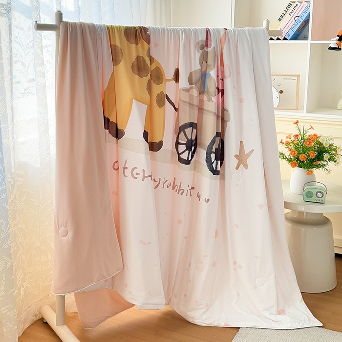 91家纺网 家纺一手货源 找家纺 米乐被业 2026新款大板氨纶凉感夏被被子被芯 快乐长颈鹿