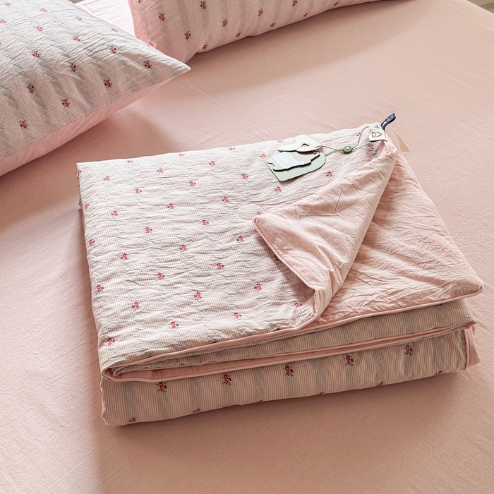 91家纺网 家纺一手货源 找家纺 木楌家居 2026新款全棉提花剪花夏被四件套 洛仪