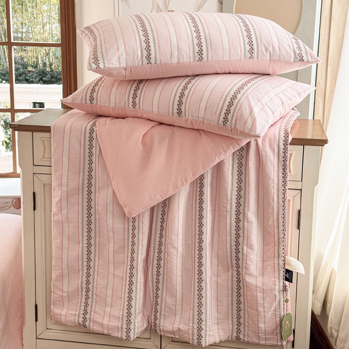 91家纺网 家纺一手货源 找家纺 木楌家居 2026新款全棉提花剪花夏被四件套 黎漾