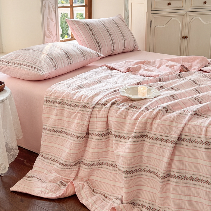 91家纺网 家纺一手货源 找家纺 木楌家居 2026新款全棉提花剪花夏被四件套 黎漾