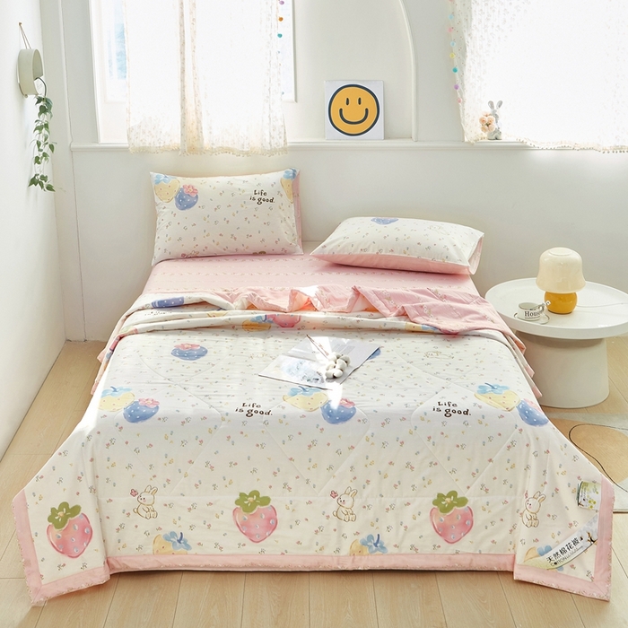 91家纺网 家纺一手货源 找家纺 黛妮雅 2026新款里外全棉印花棉花被纯棉夏被夏凉被空调被 夏被四件套草莓泡芙