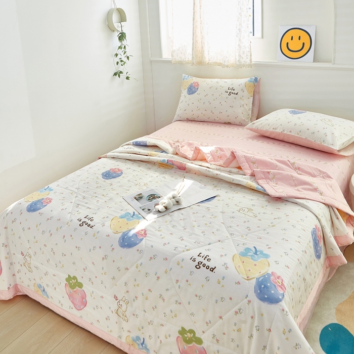 91家纺网 家纺一手货源 找家纺 黛妮雅 2026新款里外全棉印花棉花被纯棉夏被夏凉被空调被 夏被四件套草莓泡芙