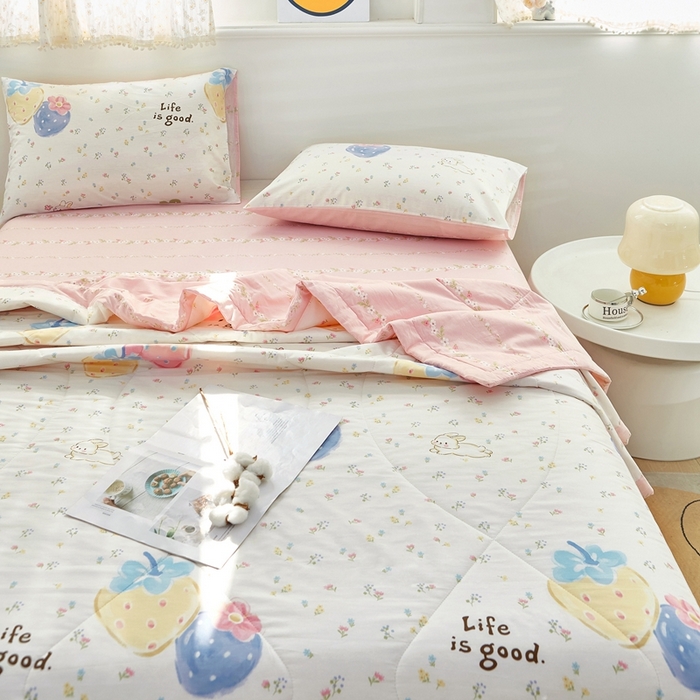 91家纺网 家纺一手货源 找家纺 黛妮雅 2026新款里外全棉印花棉花被纯棉夏被夏凉被空调被 夏被四件套草莓泡芙