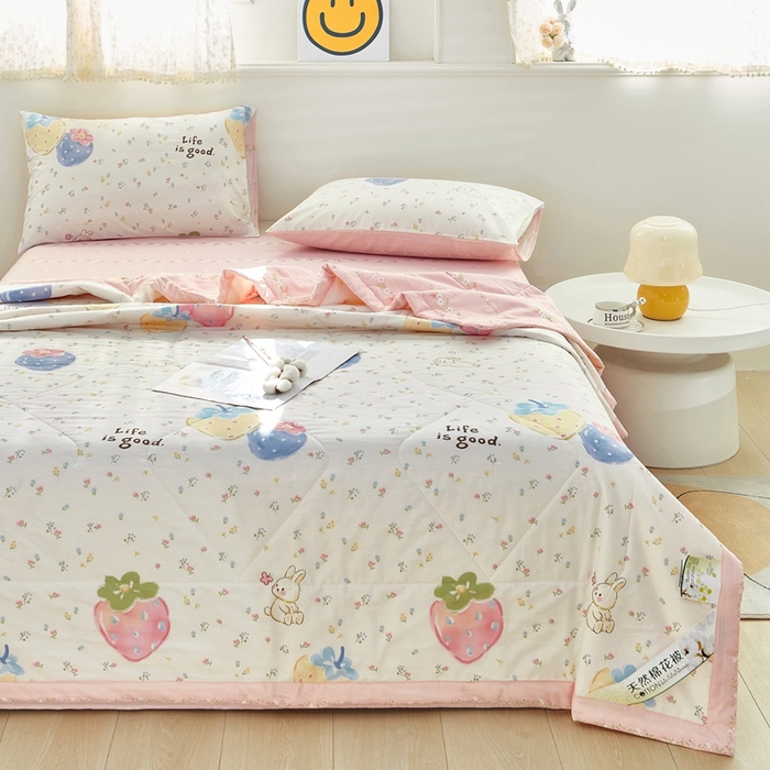 91家纺网 家纺一手货源 找家纺 黛妮雅 2026新款里外全棉印花棉花被纯棉夏被夏凉被空调被 夏被四件套草莓泡芙