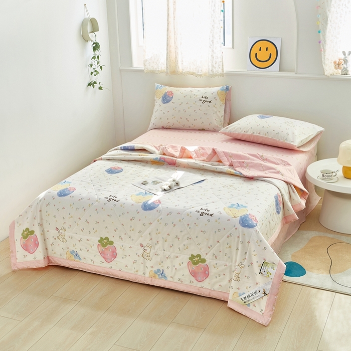 91家纺网 家纺一手货源 找家纺 黛妮雅 2026新款里外全棉印花棉花被纯棉夏被夏凉被空调被 夏被四件套草莓泡芙