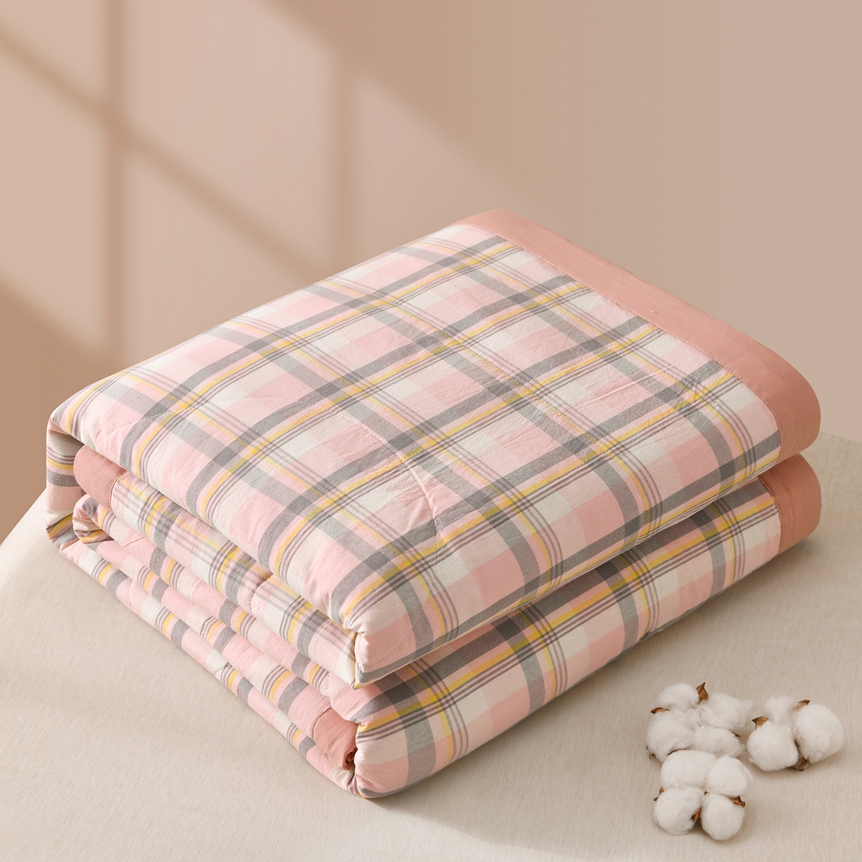 91家纺网 家纺一手货源 找家纺 培童家纺 2026新款全棉色织水洗棉A类棉花夏被可机洗空调被四件套床单枕套 简兮粉