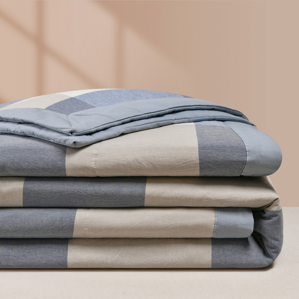 91家纺网 家纺一手货源 找家纺 培童家纺 2026新款全棉色织水洗棉A类棉花夏被可机洗空调被四件套床单枕套 蓝大格