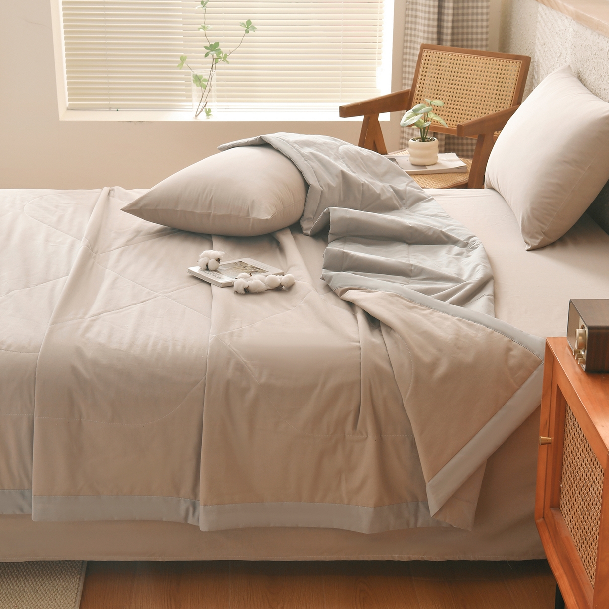 91家纺网 家纺一手货源 找家纺 培童家纺 2026新款全棉色织水洗棉A类棉花夏被可机洗空调被四件套床单枕套 棕小格