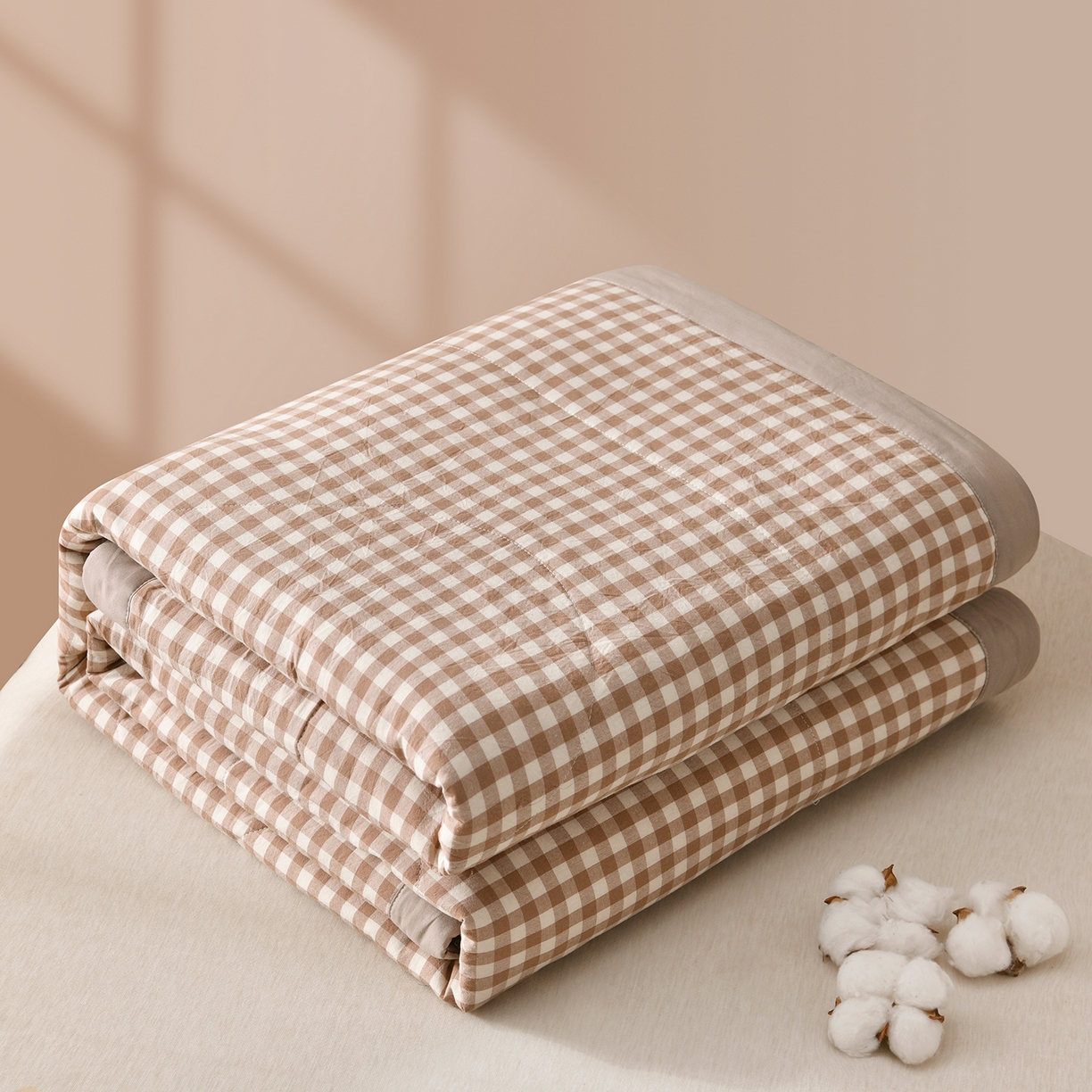 91家纺网 家纺一手货源 找家纺 培童家纺 2026新款全棉色织水洗棉A类棉花夏被可机洗空调被四件套床单枕套 卡小格