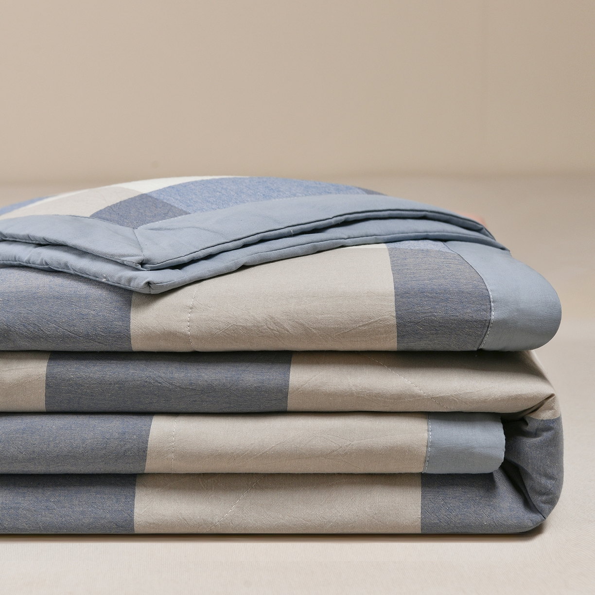 91家纺网 家纺一手货源 找家纺 培童家纺 2026新款全棉色织水洗棉A类棉花夏被可机洗空调被四件套床单枕套 蓝大格