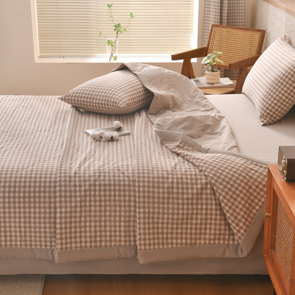 91家纺网 家纺一手货源 找家纺 培童家纺 2026新款全棉色织水洗棉A类棉花夏被可机洗空调被四件套床单枕套 卡小格