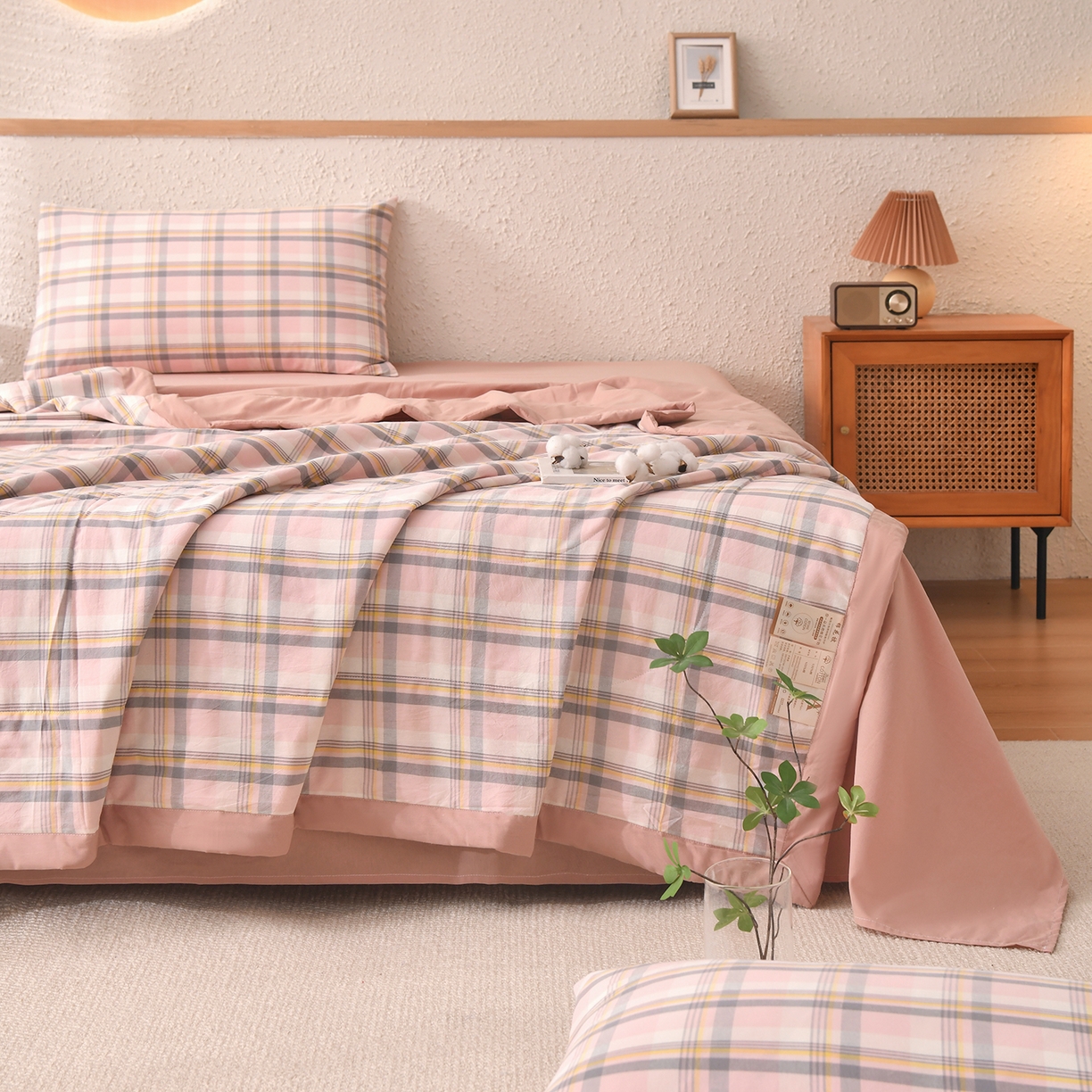 91家纺网 家纺一手货源 找家纺 培童家纺 2026新款全棉色织水洗棉A类棉花夏被可机洗空调被四件套床单枕套 简兮粉