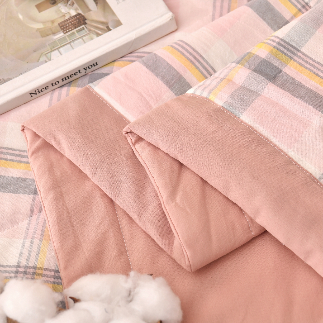 91家纺网 家纺一手货源 找家纺 培童家纺 2026新款全棉色织水洗棉A类棉花夏被可机洗空调被四件套床单枕套 简兮粉